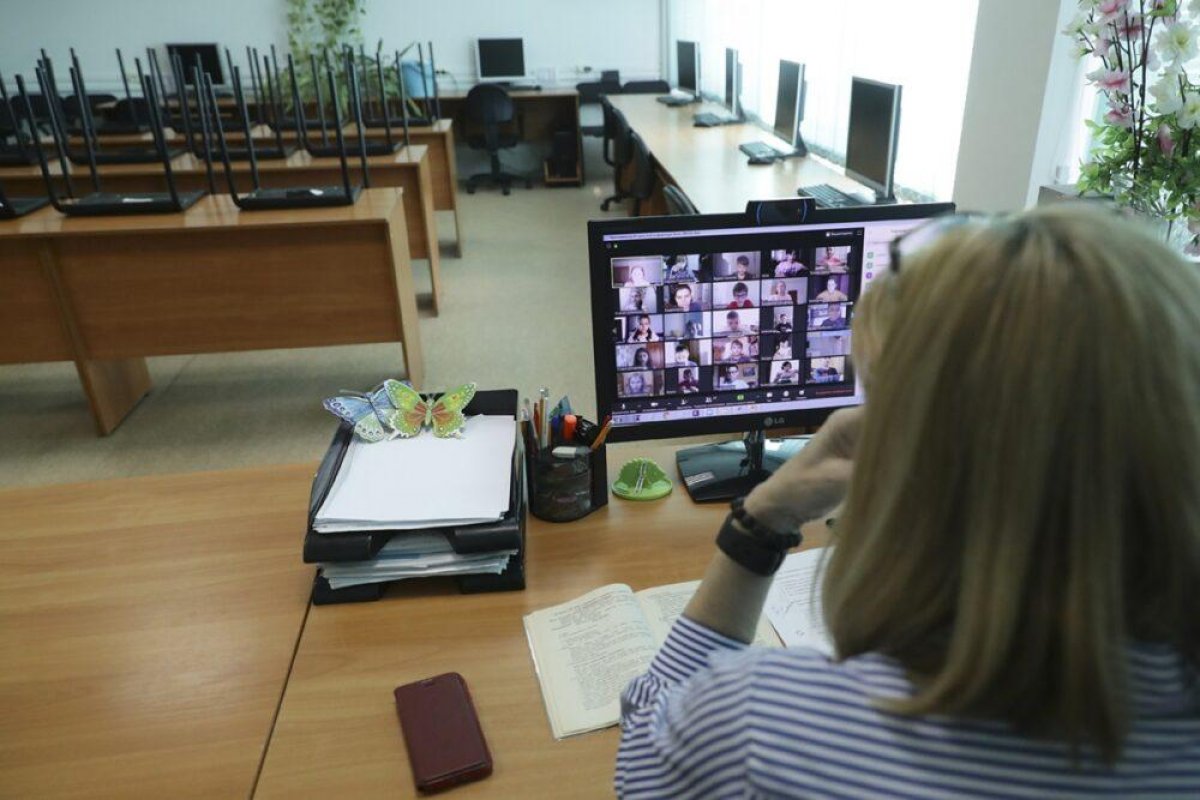 "Гора для учебы". Дети в Алматинской области вынуждены делать уроки на улице