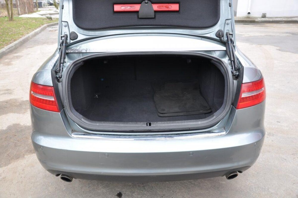 Водитель спрятал невесту в багажнике автомобиля. Свадьба не удалась в Карагандинской области