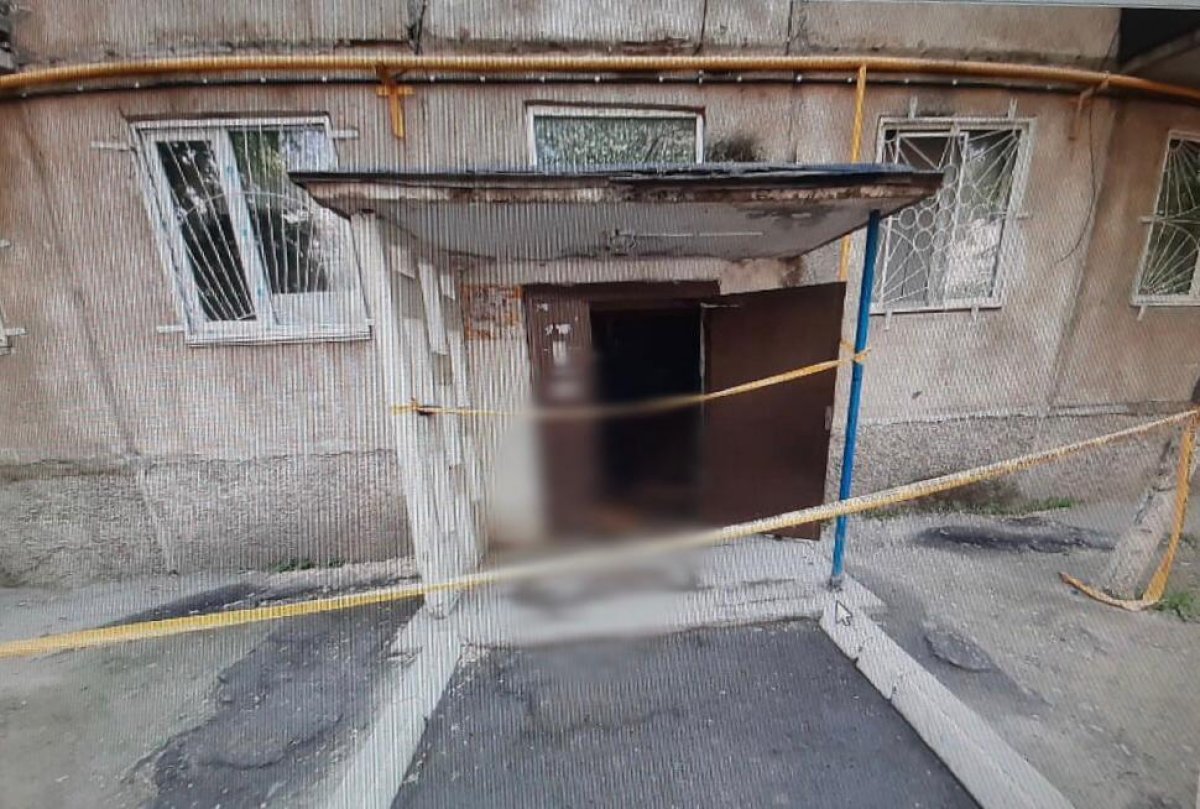Труп мужчины обнаружили в подъезде дома в Таразе