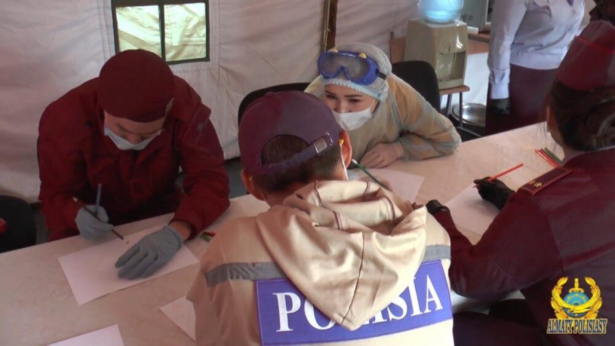 Психологи помогают бороться со стрессом полицейским на блокпостах Алматы