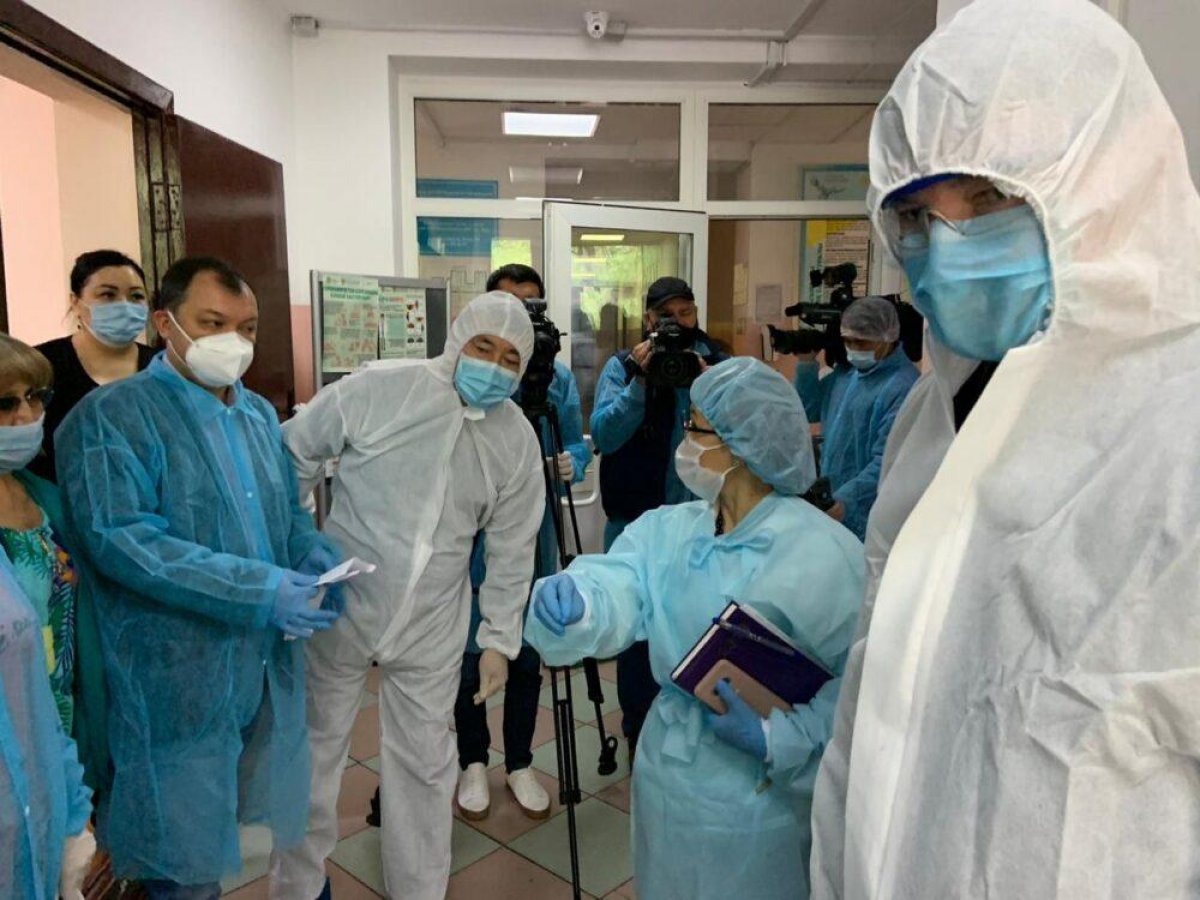 Партия Nur Otan взяла на контроль условия проживания медработников в Алматы