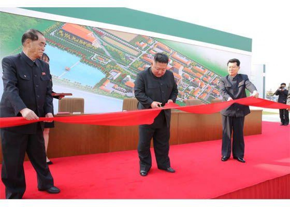 СМИ сообщили о появлении Ким Чен Ына на публике. Есть фото