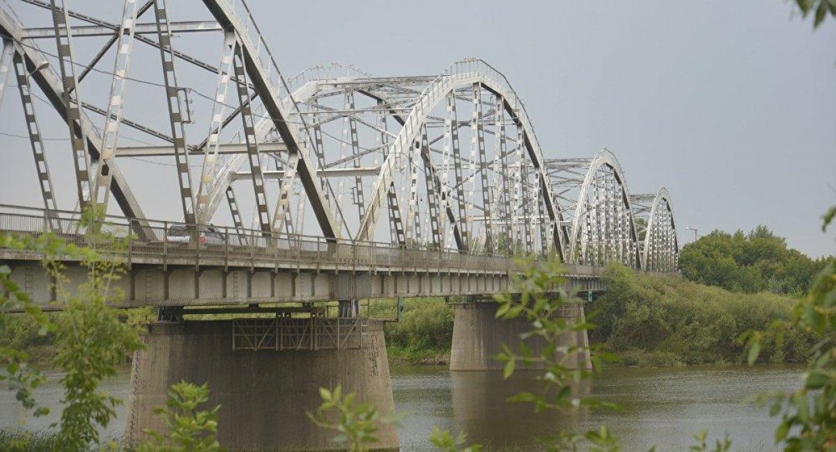 Водитель грузовика врезался в мост и повредил его балку в Петропавловске
