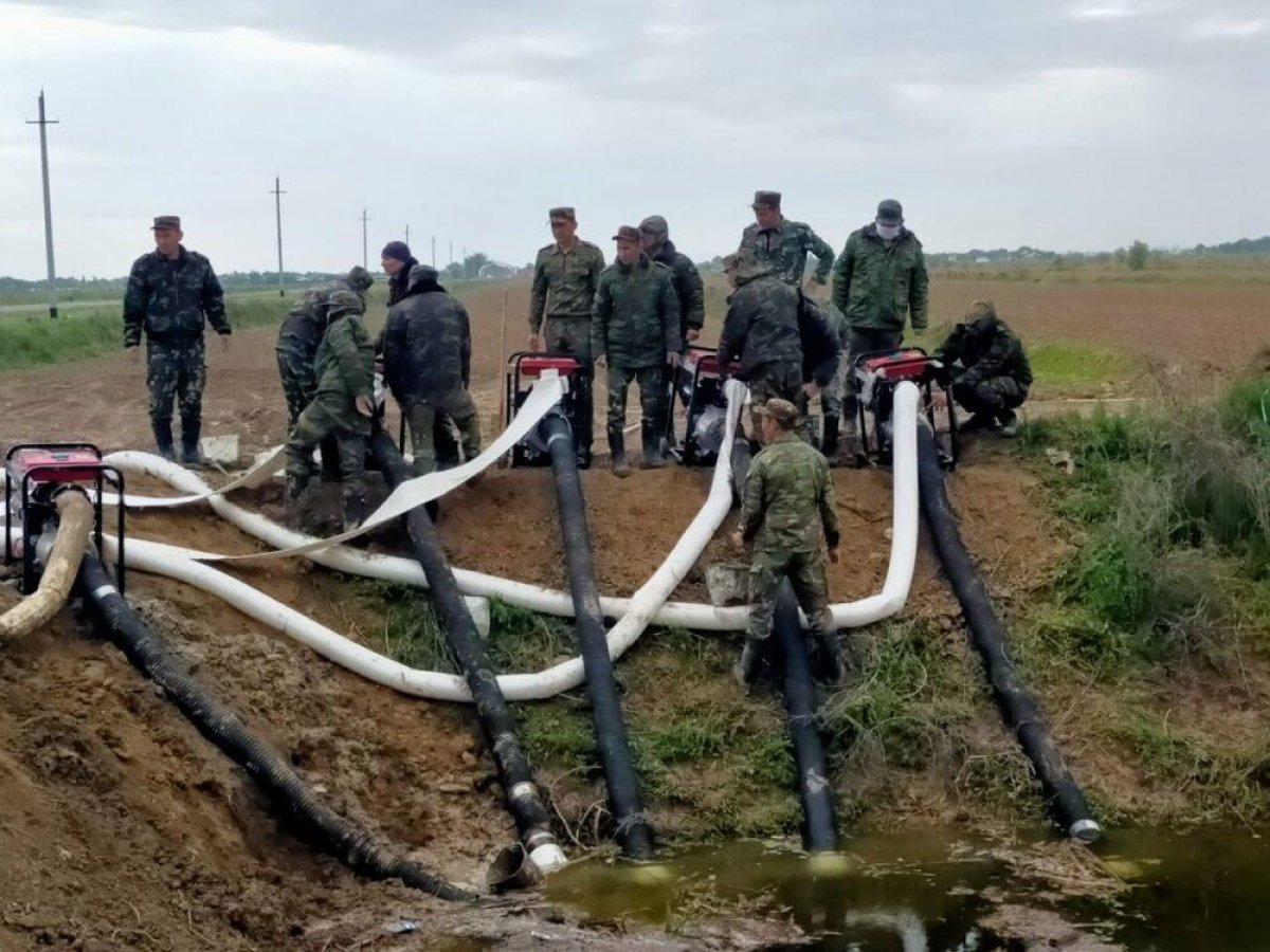 В узбекистане прорвало дамбу. Дамба в Узбекистане. Дамба в Казахстане прорыв. Дамба в Казахстане прорыв 2024. Таджикистан дамба угроза для Узбекистана.