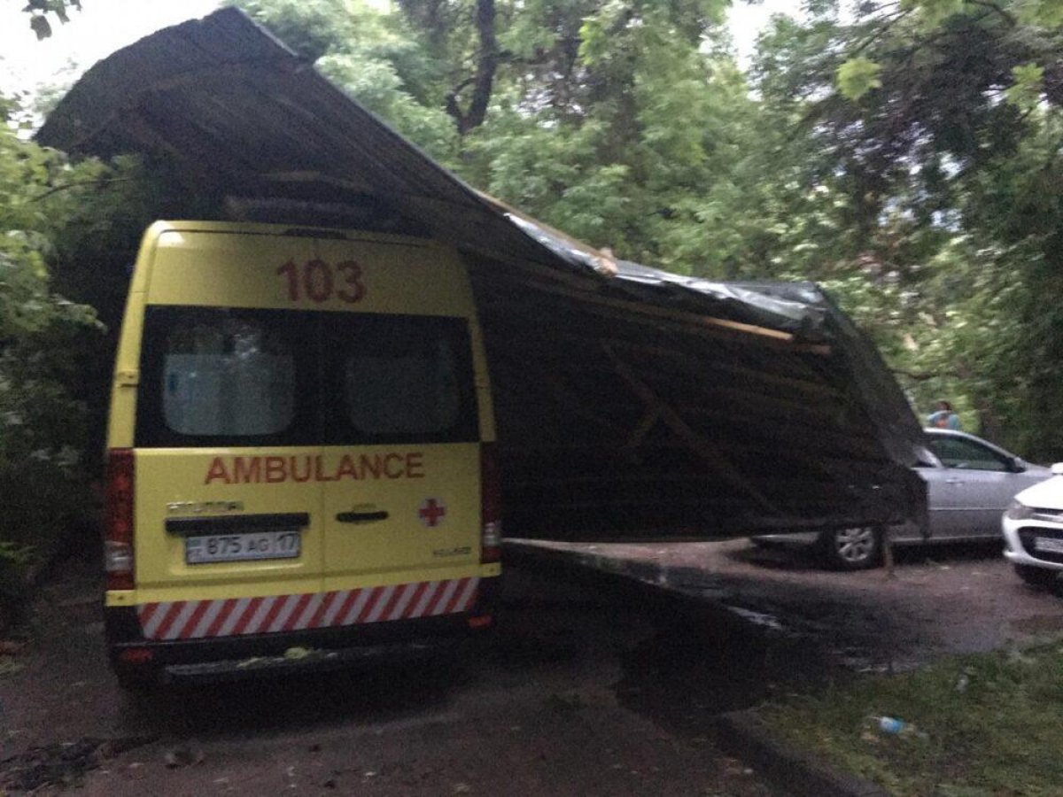 Крыша жилого дома упала на машину скорой помощи в Шымкенте