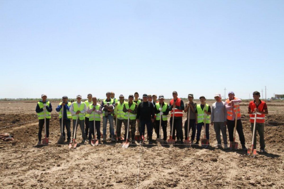 Мактааральцы сами строят новые дома на месте затопленного поселка