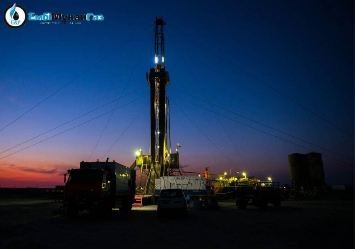 В Казахстане нашли новый нефтяной фонтан. На скважине ведут исследования