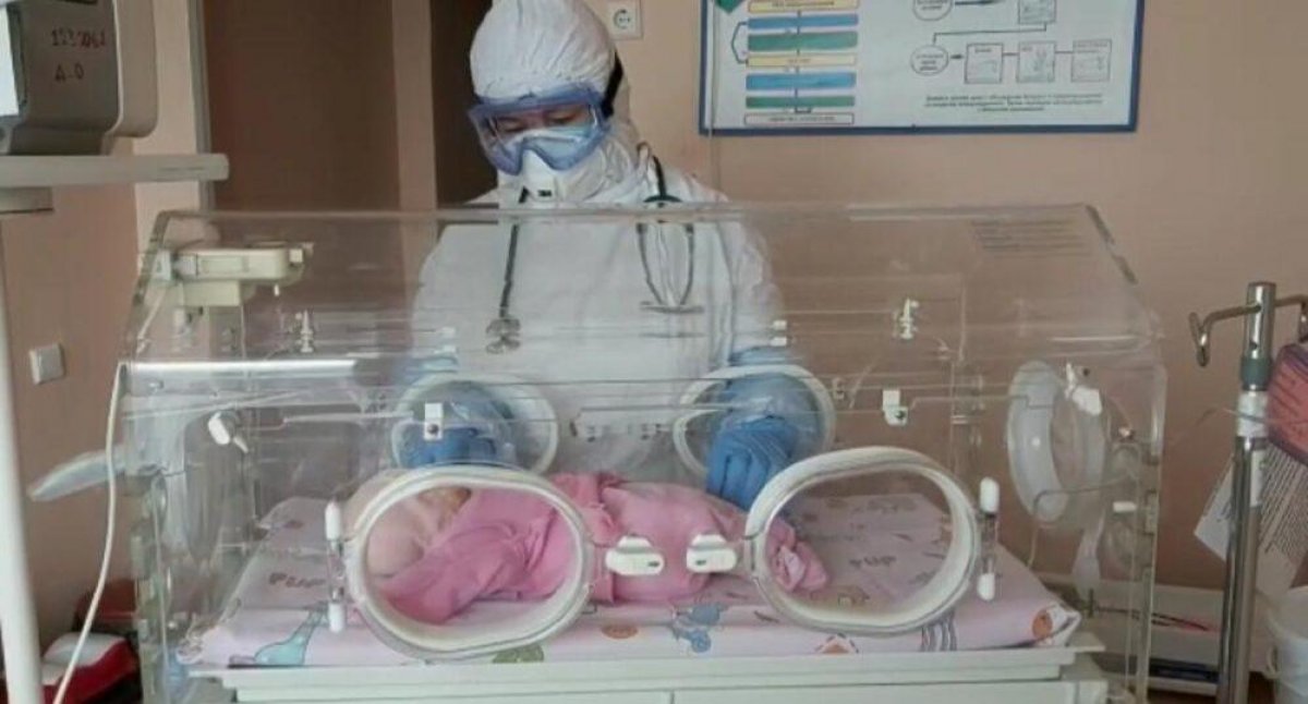 Алматинка почти месяц не видела свою новорожденную дочь. Первую роженицу вылечили от COVID-19