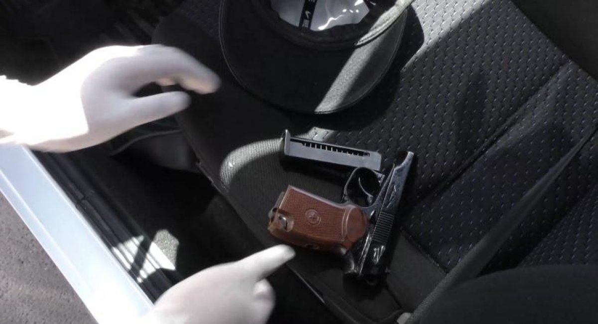 В салоне Toyota Camry на блокпосту в Нур-Султане нашли пистолет