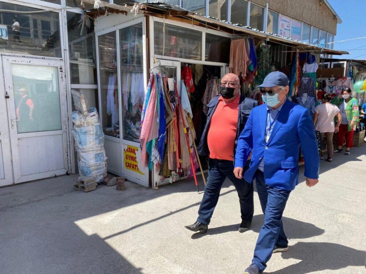 «Торгуют прямо с земли» - Сапарбаев прошелся по рынкам Тараза