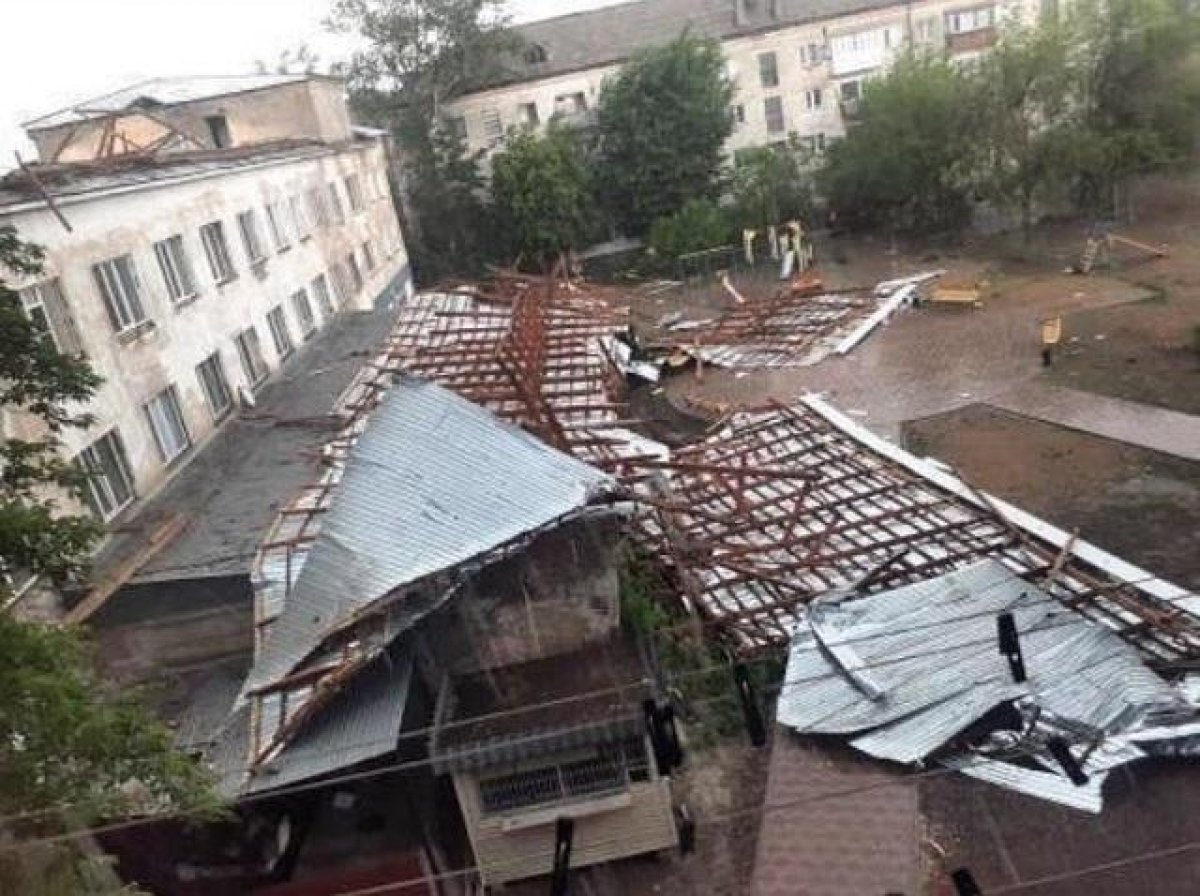 Ураган снёс крышу школы