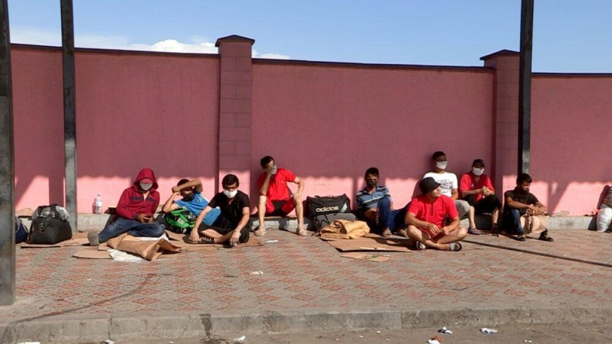Прожившие больше двух месяцев на границе Казахстана 230 таджиков выехали на родину