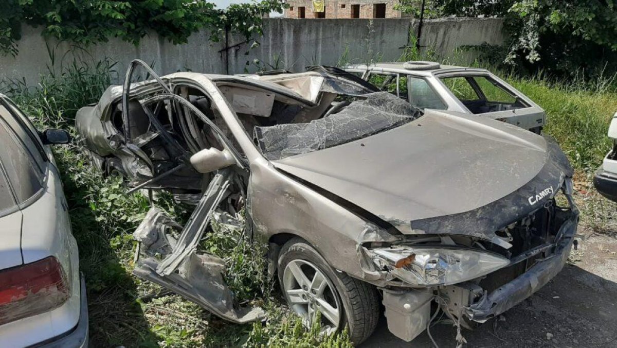Пьяная иностранка угнала Toyota Camry и попала в страшную аварию на трассе Алматы-Бишкек