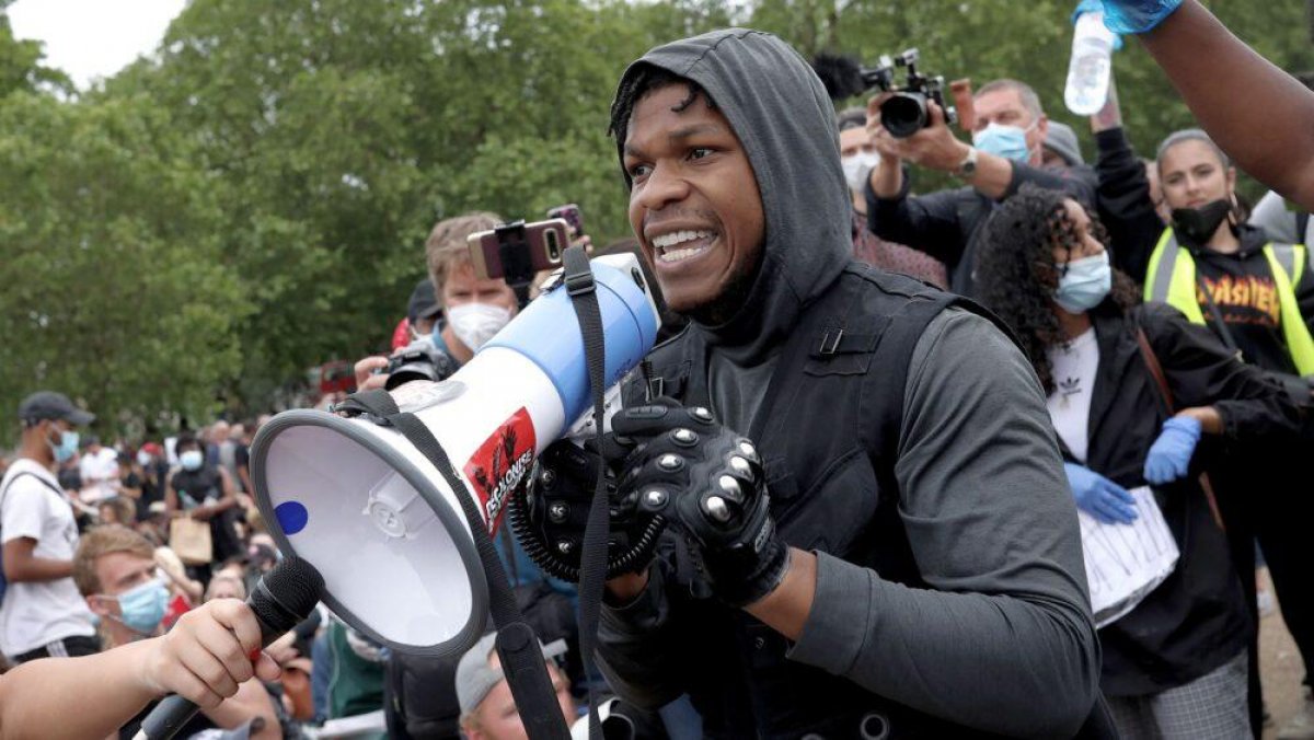 Актер из "Звездных войн" выдал эмоциональную речь на митинге и поддержал протесты в США
