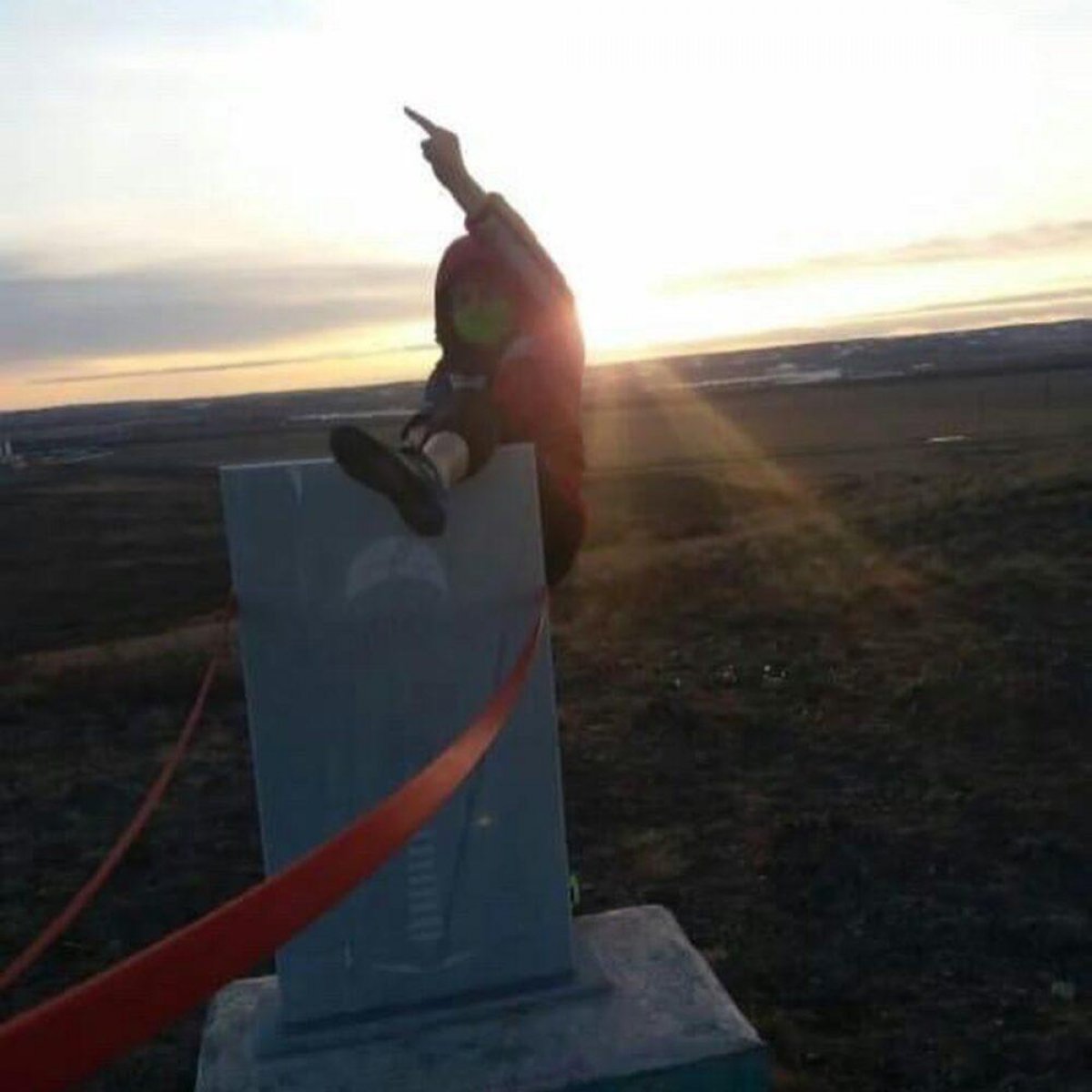 Карагандинка закинула ногу на памятник воинам-десантникам и показала непристойный жест