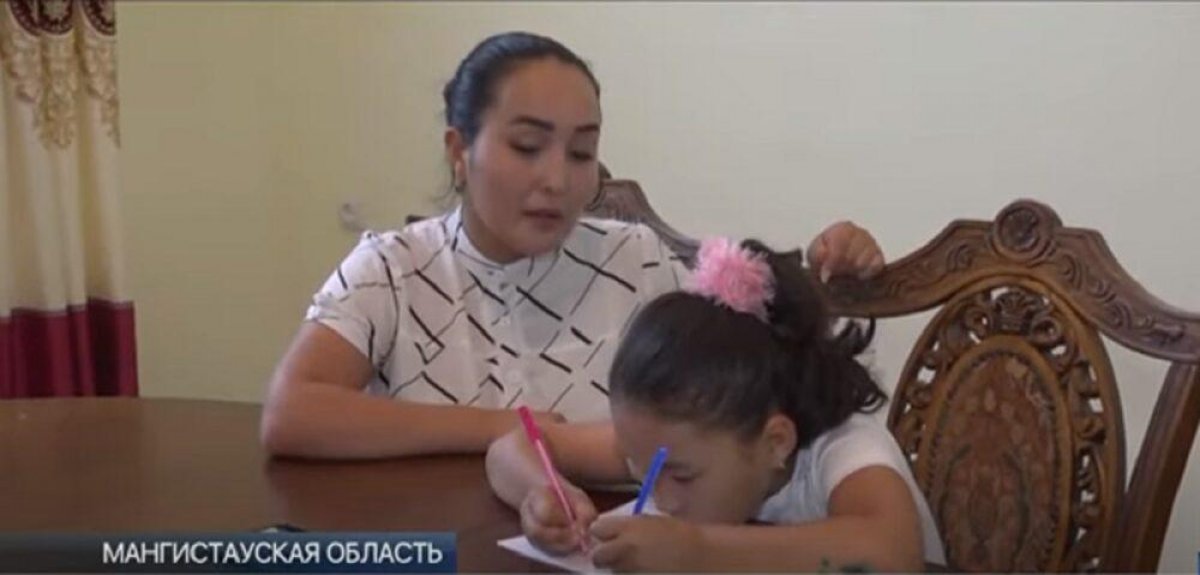 Пишет и рисует обеими руками школьница из Мангистау