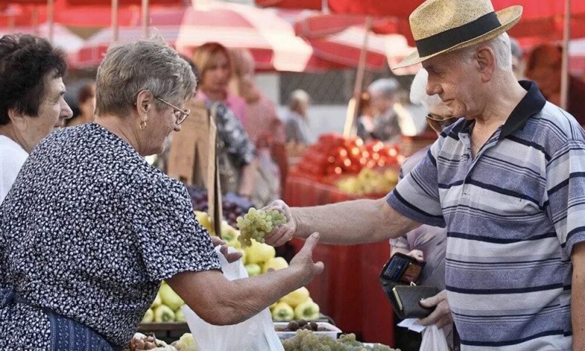 Базар говорить. Люди на рынке. Торговаться на рынке. Люди торгуются на рынке. Торговля на рынке.