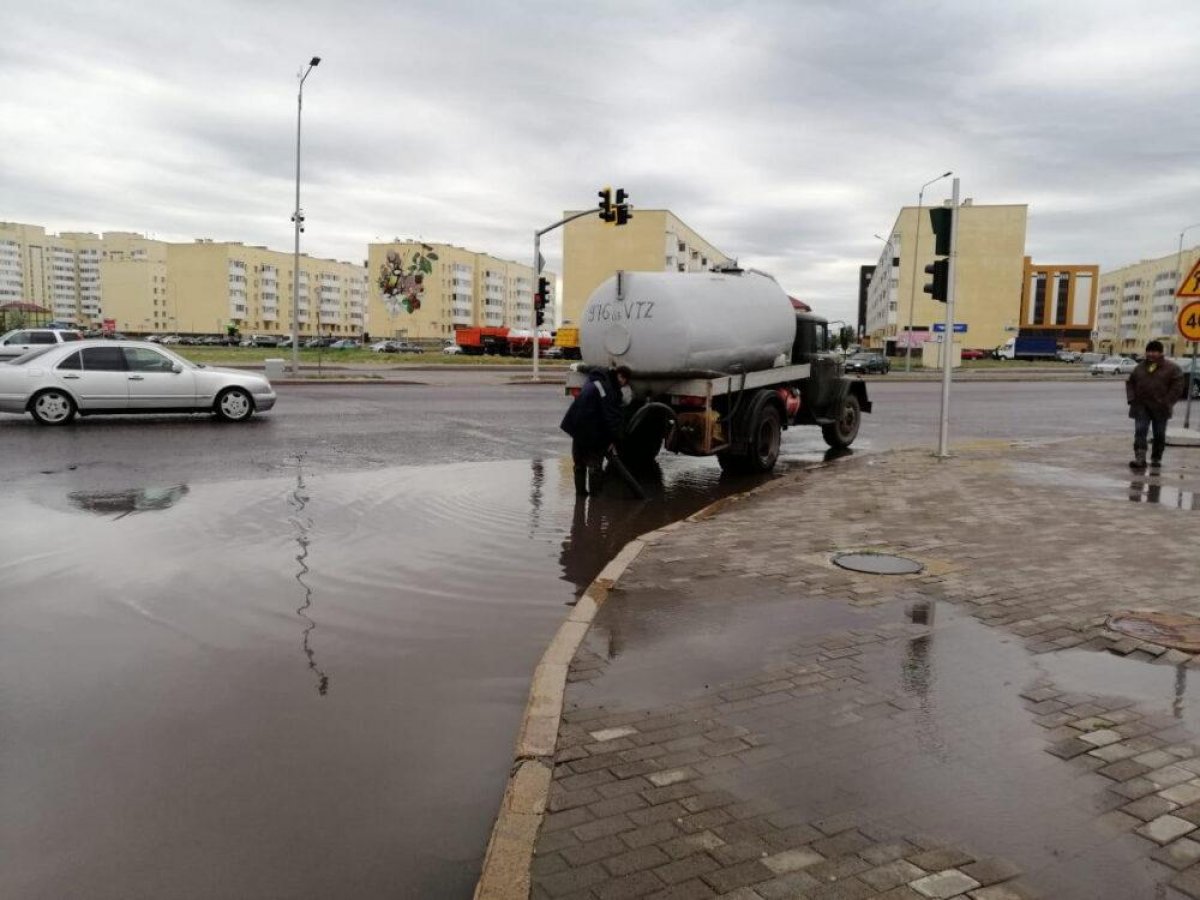 Нур-Султан опять затопило дождевыми водами. Коммунальщики ликвидируют последствия