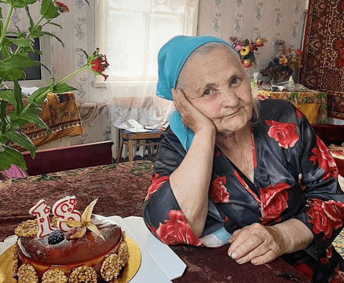 Пожилая астанчанка вынуждена мыться под дождем, но коммунальщики все равно выставляют ей счет на воду