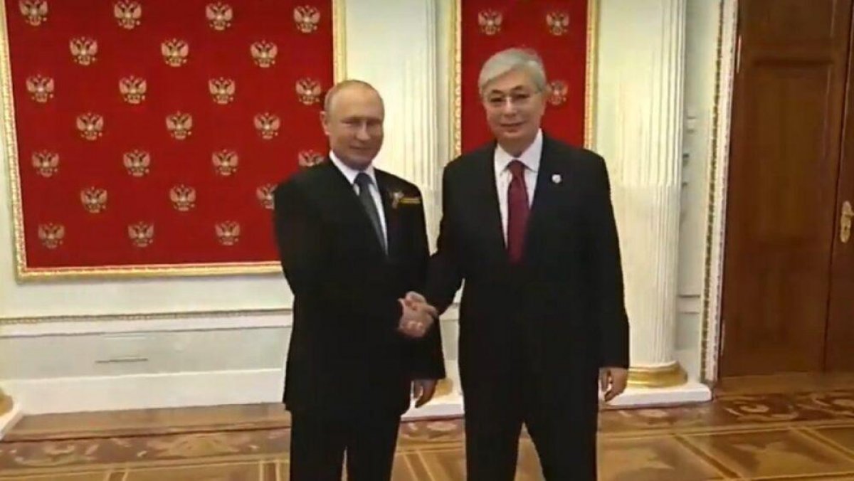 Без масок и с рукопожатиями: как прошел парад Победы с Токаевым и Путиным в Москве