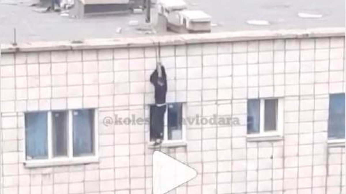 Житель Павлодара пролез в квартиру по проводам с крыши и стал героем соцсетей