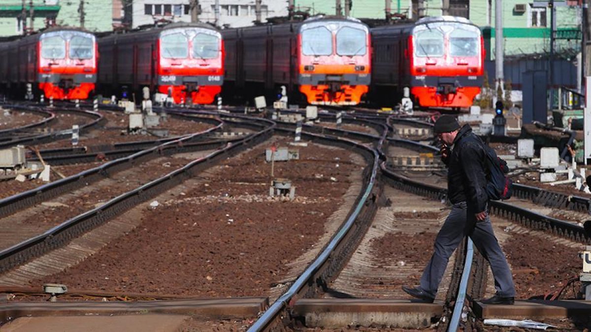 Электропоезд сбил пьяного мужчину с маленьким ребенком в Караганде