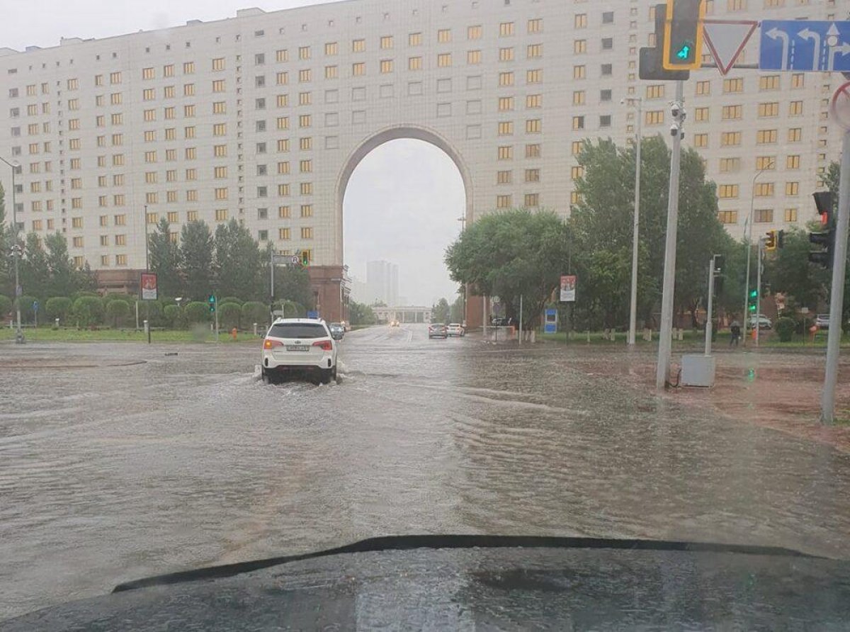 Улицы Нур-Султана ушли под воду: кадры очевидцев