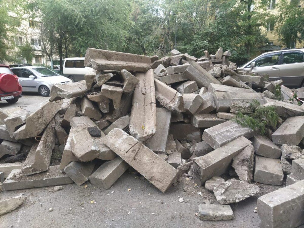 Это не мы: Акимат Алматы не знает, кто в Алматы меняет новые бордюры