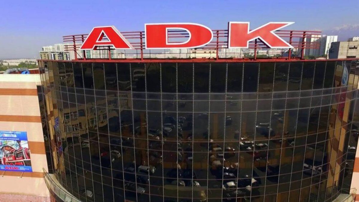 Всех посетителей алматинского ТРЦ эвакуировали из-за сообщения о бомбе