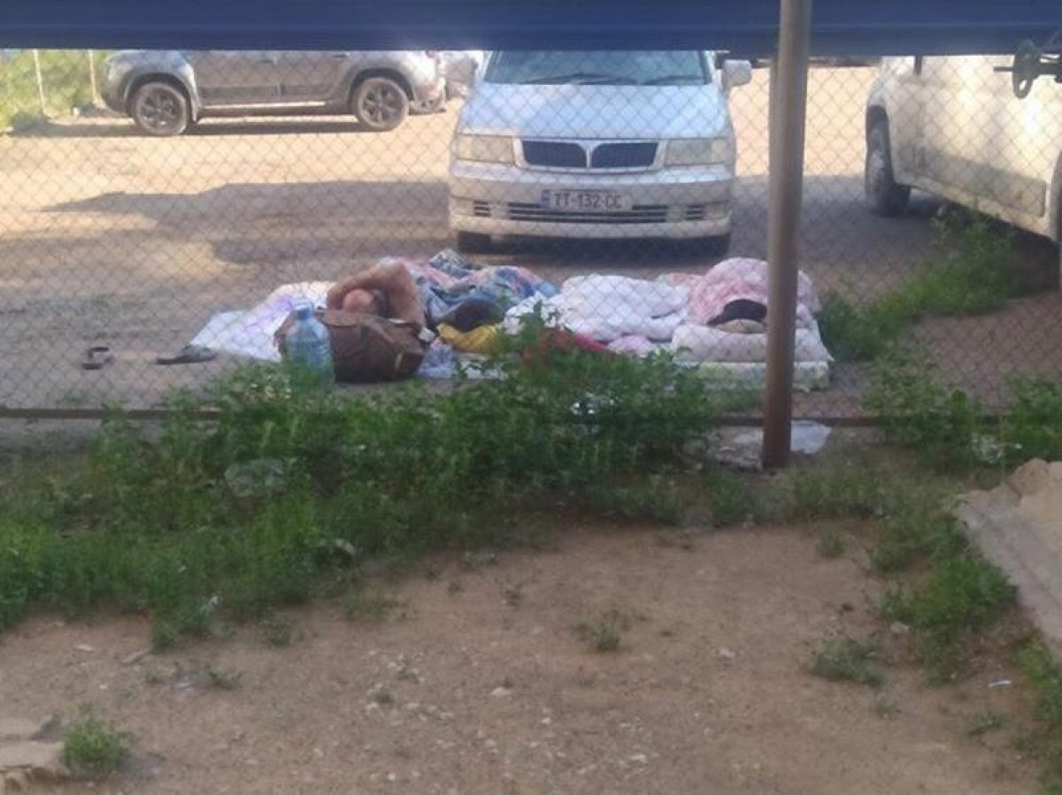 Семья из Молдовы ночует на автостоянке Уральска