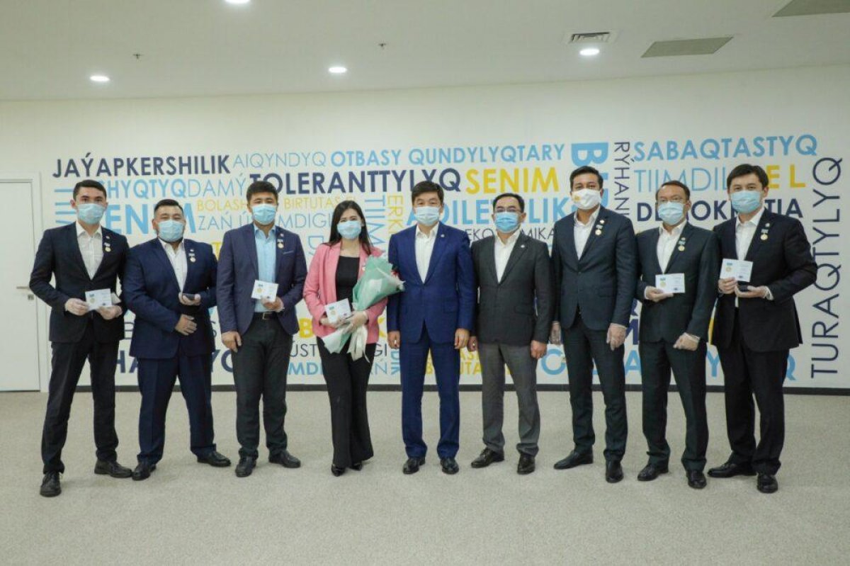 Волонтеров #BizBirgemiz наградили медалью «Халық алғысы»