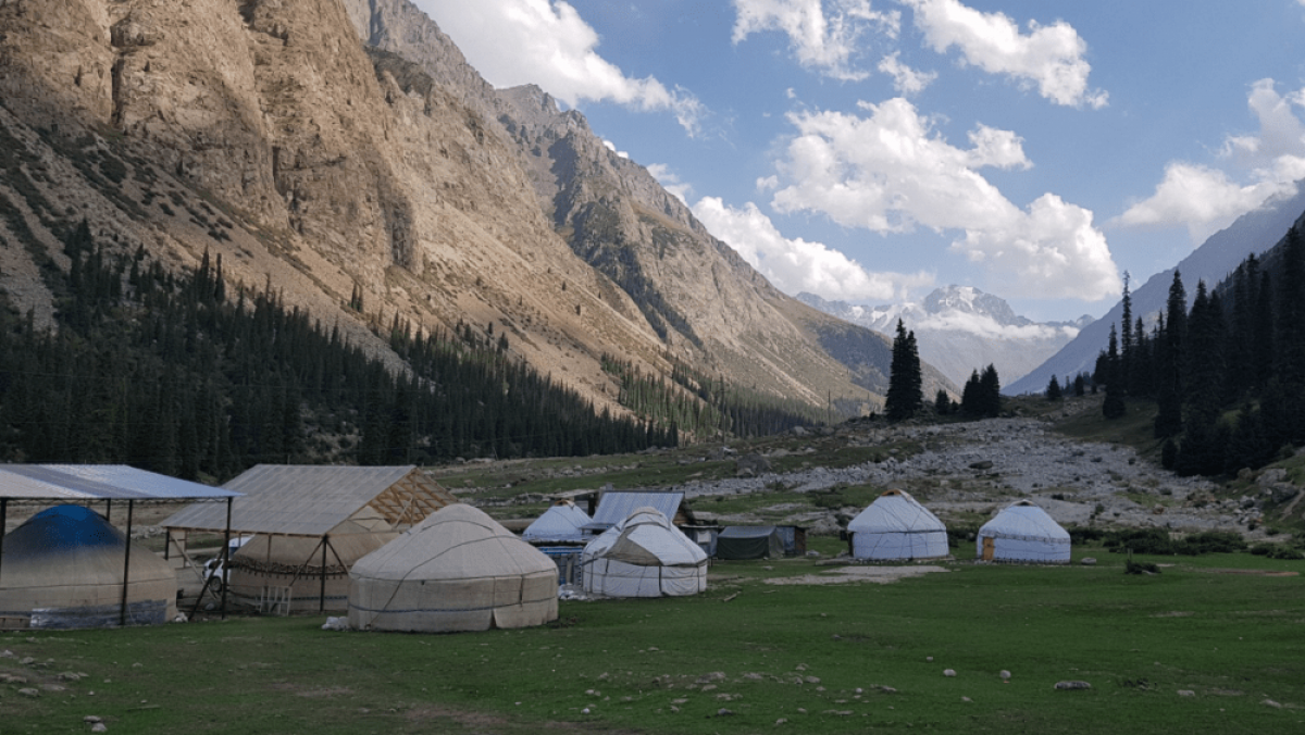 Мировым лидером по смертности от коронавируса стал сосед Казахстана