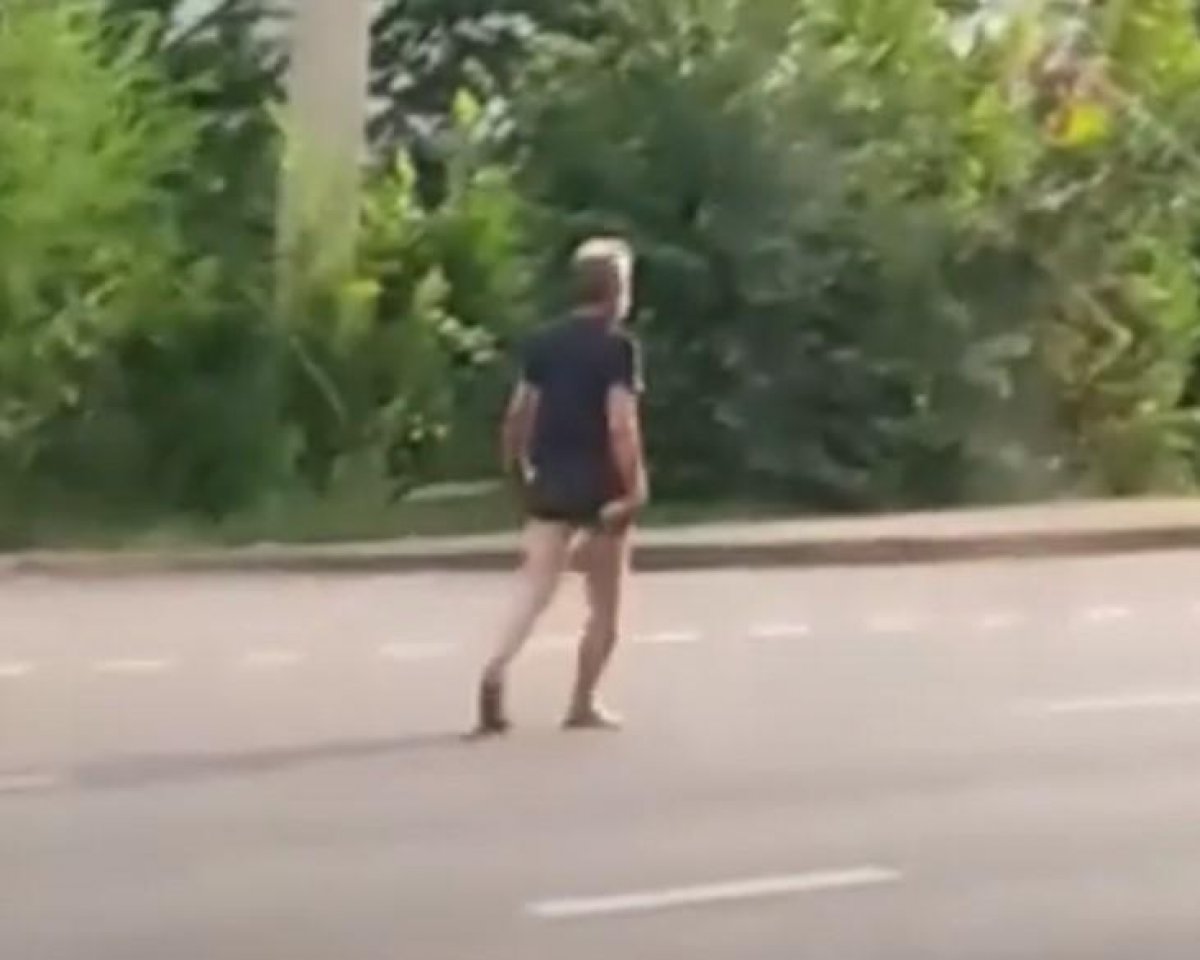 По Алматы гуляет человек с копьем