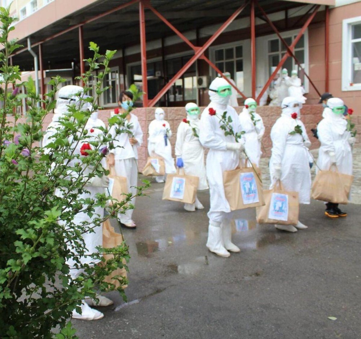 Продуктовые пакеты вручили врачам Тараза активисты Nur Otan