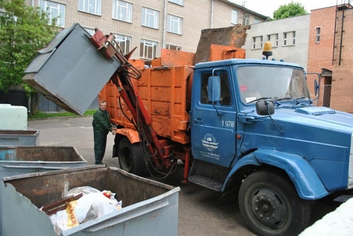 Мусоровоз насмерть сбил пенсионера в Караганде