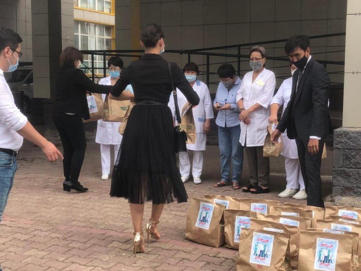 Корзины с продуктами вручили столичным врачам партийцы Nur Otan  