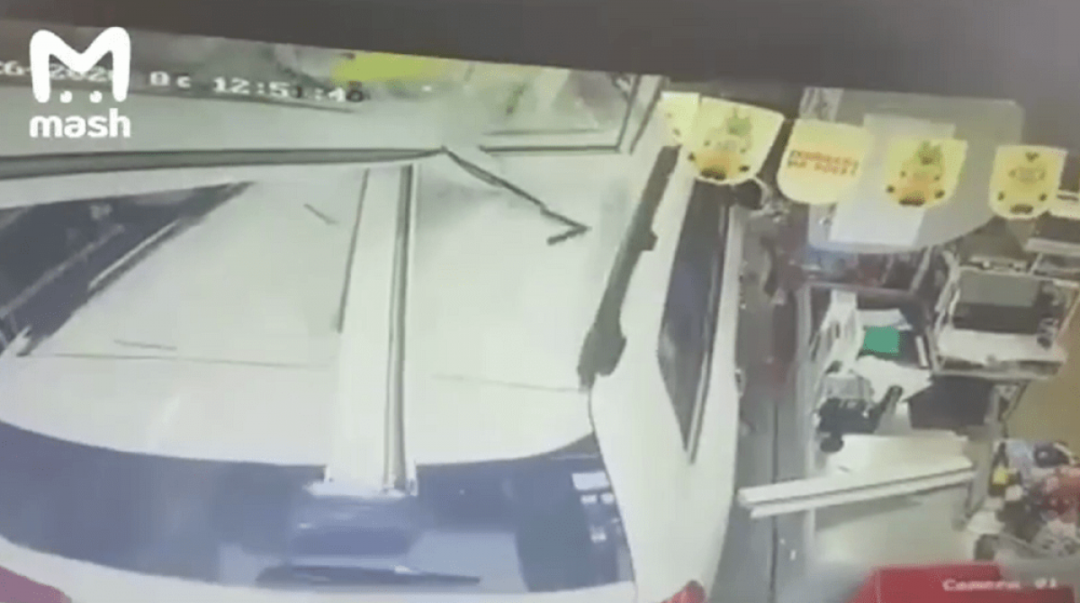 Внедорожник въехал в магазин, пострадал ребенок