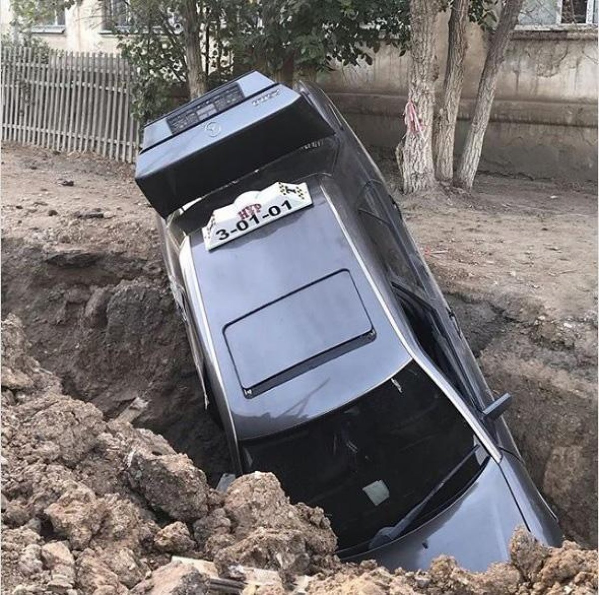 Скрывавшийся от погони таксист провалился в яму в Жезказгане
