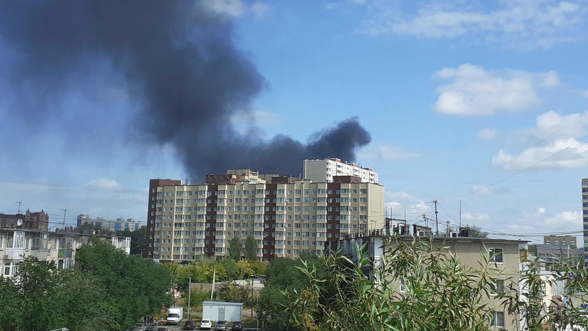 Пустырь со стройматериалами горит в Нур-Султане