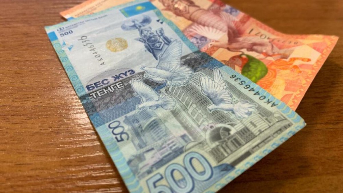 Казахстанцам в августе сократят вдвое выплату 42 500 тенге