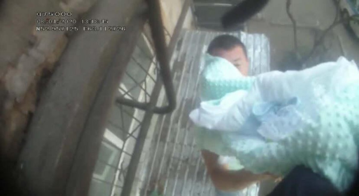 Спасение младенца из горящей пятиэтажки попало на видео в Рудном