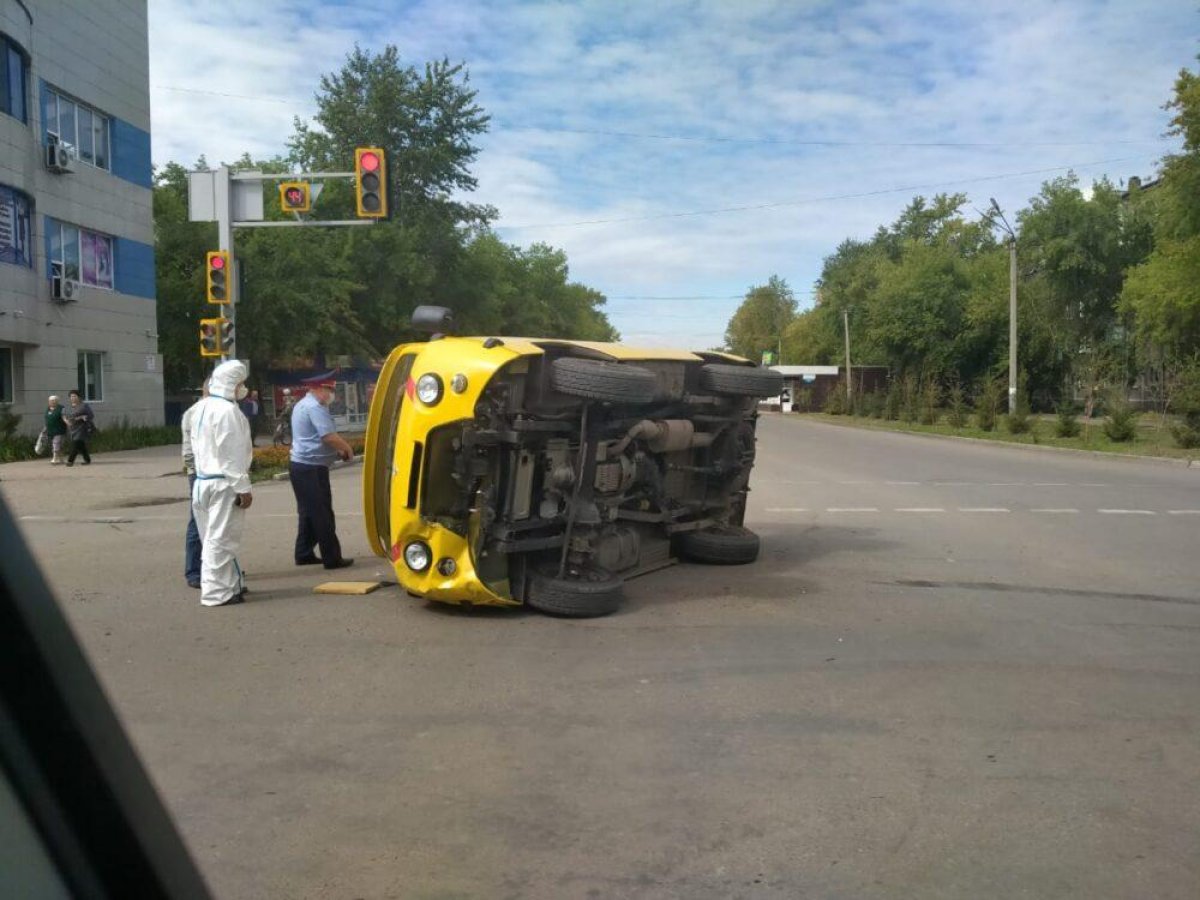 Скорая с пожилой пациенткой перевернулась в Петропавловске
