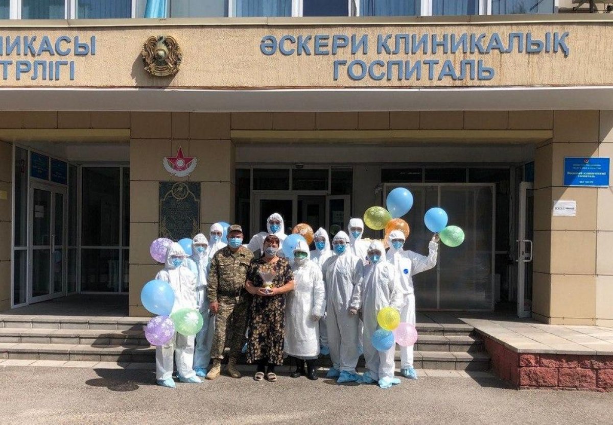 В Алматы последнего больного коронавирусом выписали из военного госпиталя