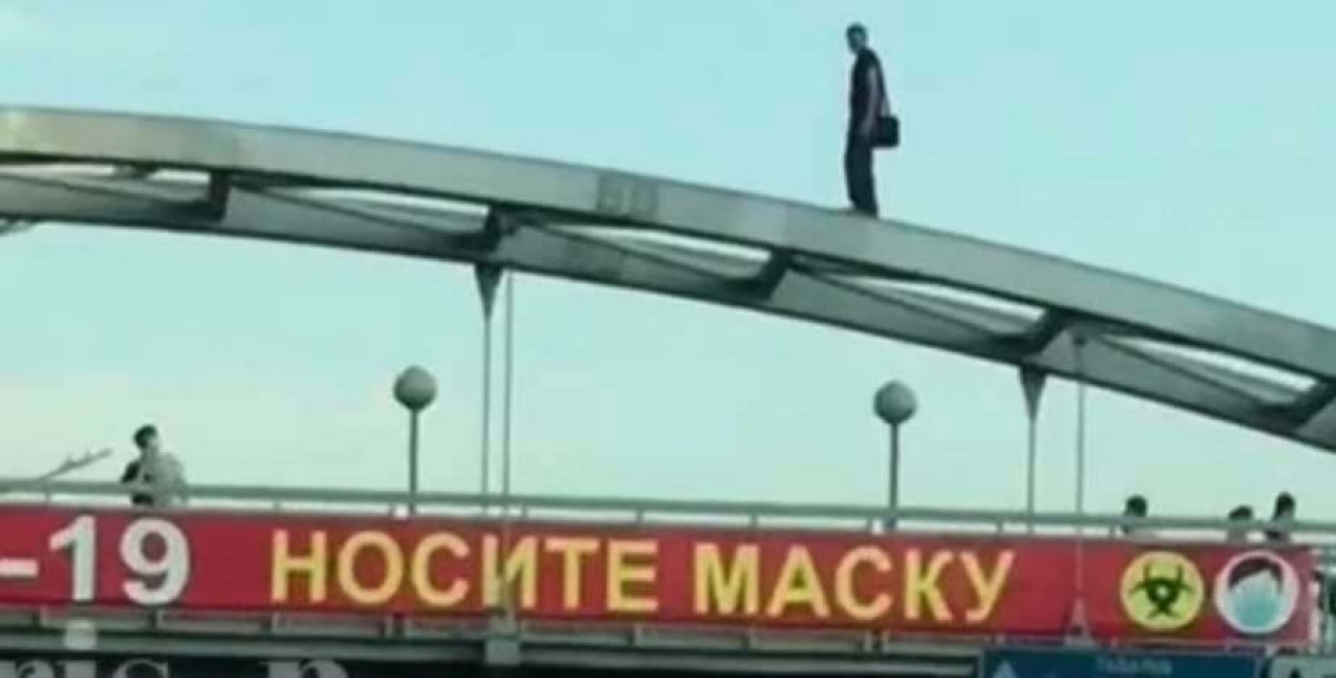 «Узнал о личной семейной трагедии»: в ДП Алматы рассказали, из-за чего пришлось спасать человека на мосту