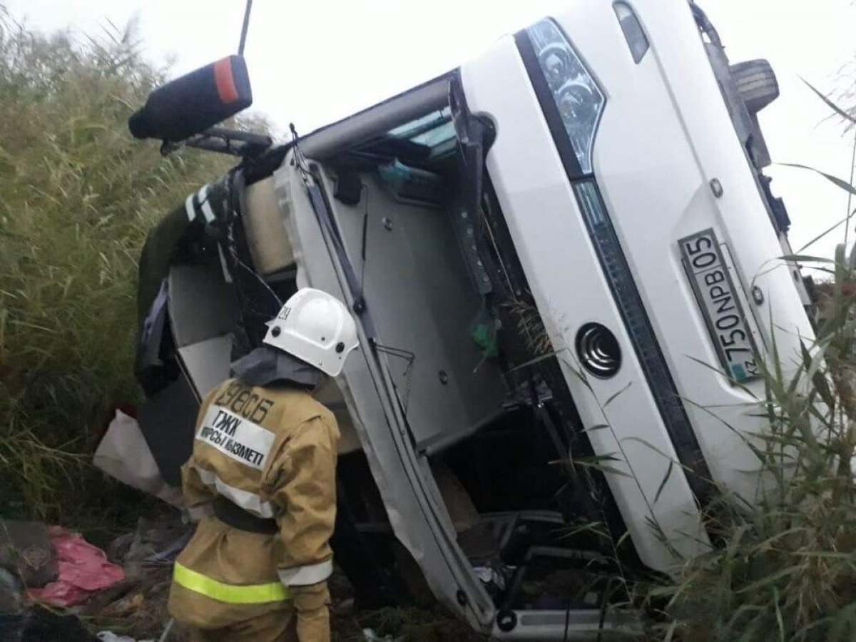 В Туркестанской области опрокинулся автобус с 34 пассажирами