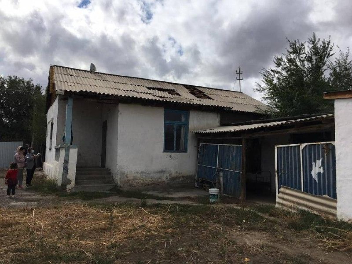 В ВКО сильный ветер сорвал крыши с десятков домов