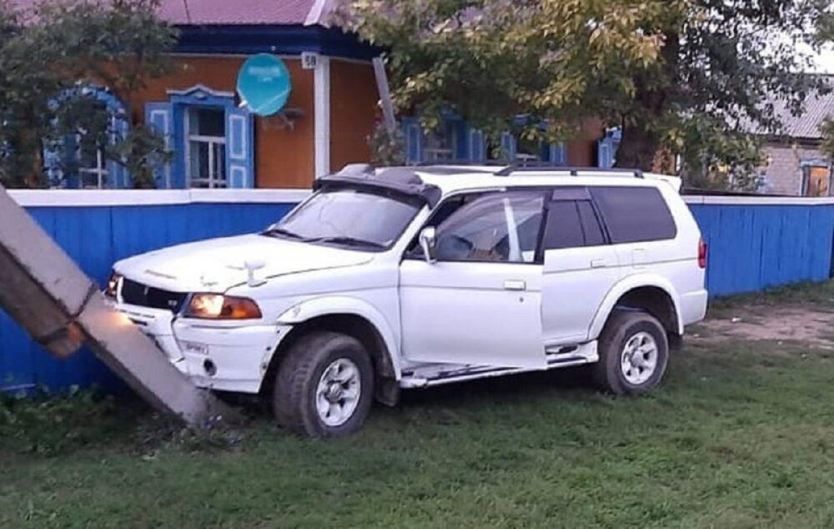 Пьяный водитель наехал на толпу детей в ВКО, одна девочка погибла