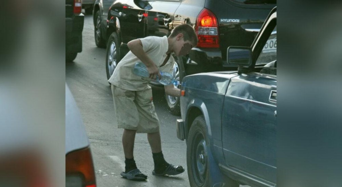 Алматинские полицейские задержали 24 подростка за мытье фар на дорогах
