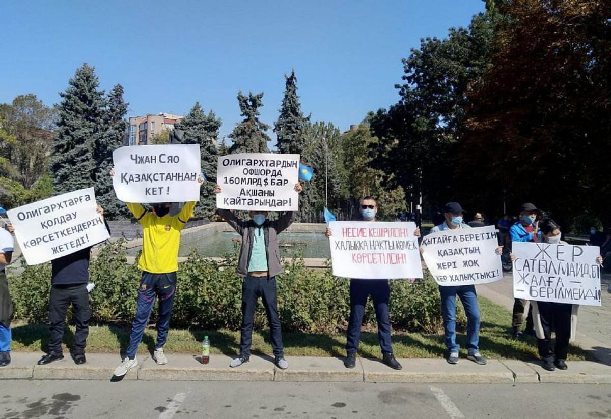В Алматы начался митинг с требованием кредитной амнистии