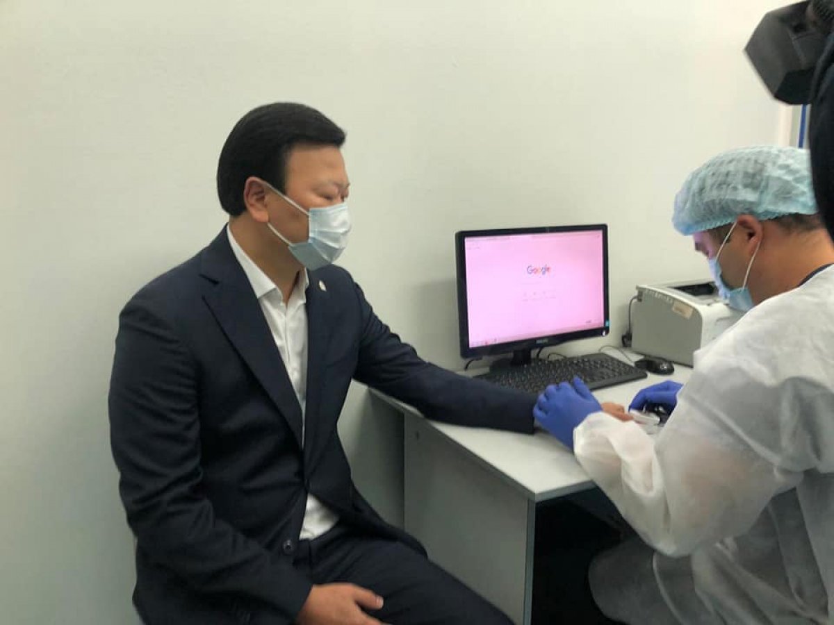 Министр Цой получил прививку от гриппа